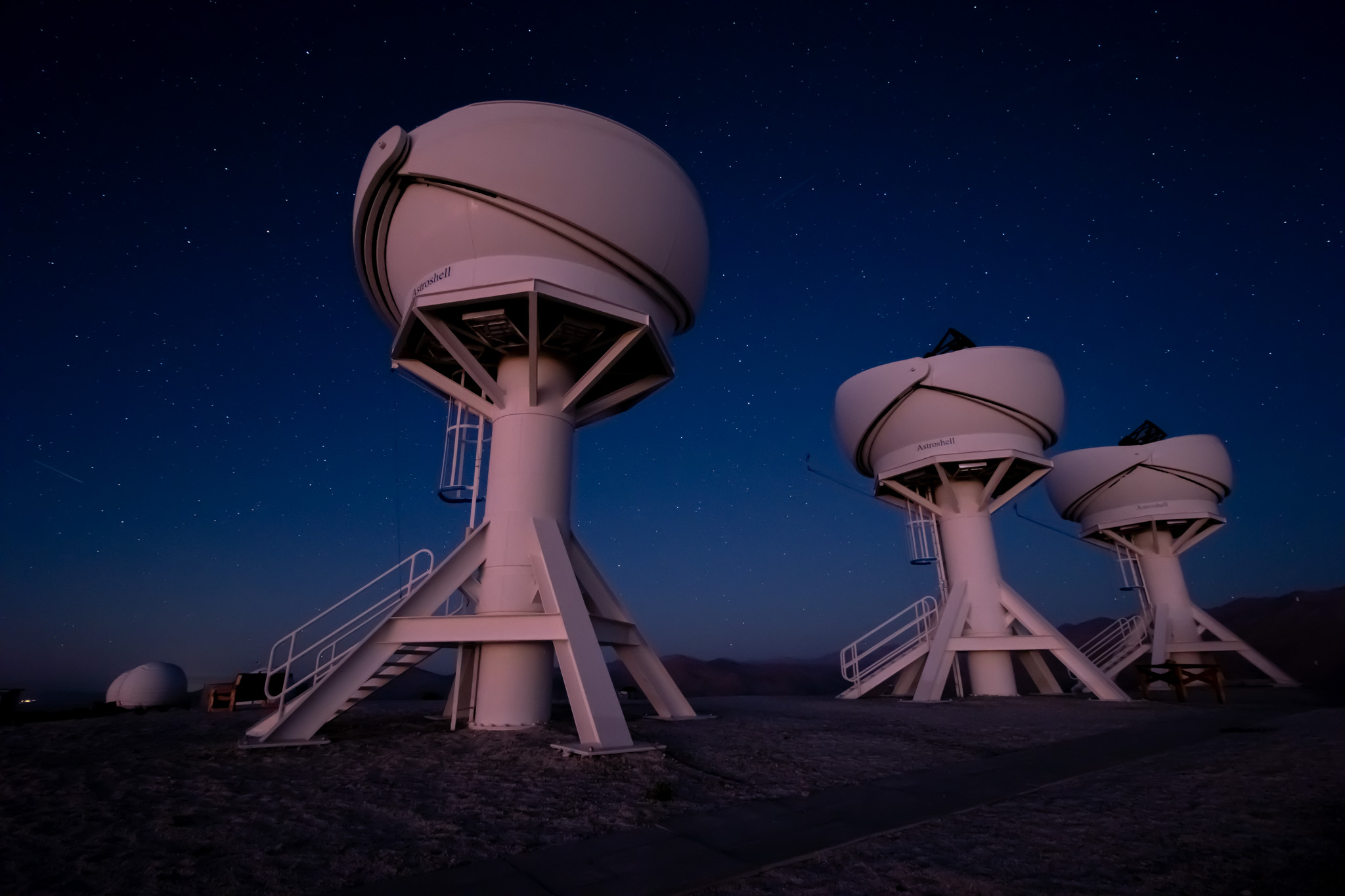 BlackGEM telescopen bij nacht