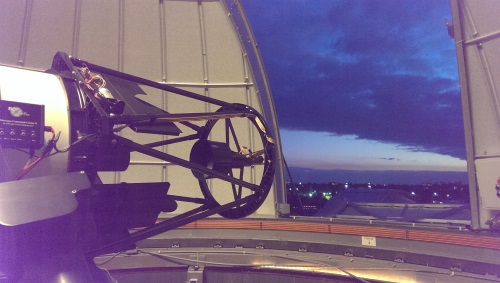 50cm telescoop in geopende sterrenkoepel met zicht op Amsterdam