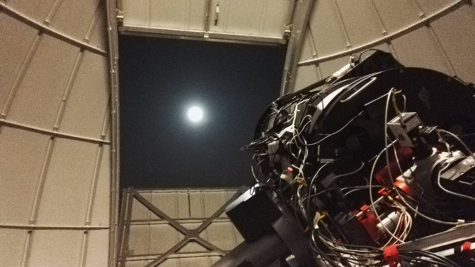 50cm telescoop in geopende sterrenkoepel met zicht op de Maan